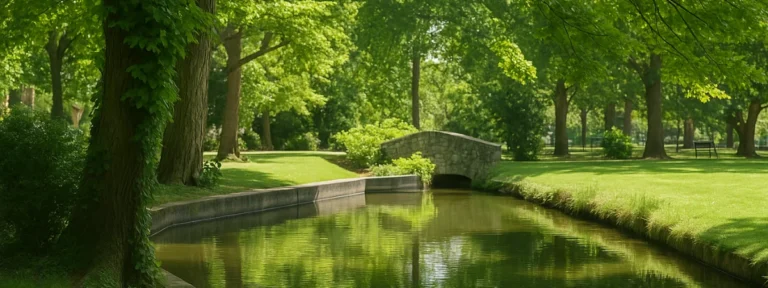 Parc arboré traversé par un canal à Muret, commune couverte pour les services d’élagage autour de Toulouse – Elagage Toulouse (31) Muret fait partie des villes desservies par nos prestations d’élagage et d’entretien paysager dans la région toulousaine – Elagage Toulouse (31)