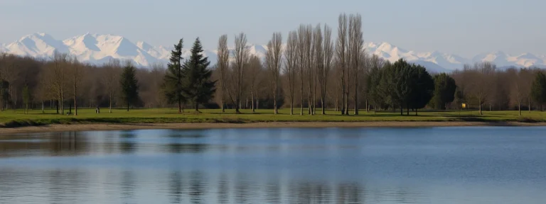 Vue sur le lac de Tournefeuille avec les Pyrénées en arrière-plan, zone couverte pour l’élagage autour de Toulouse – Elagage Toulouse (31)